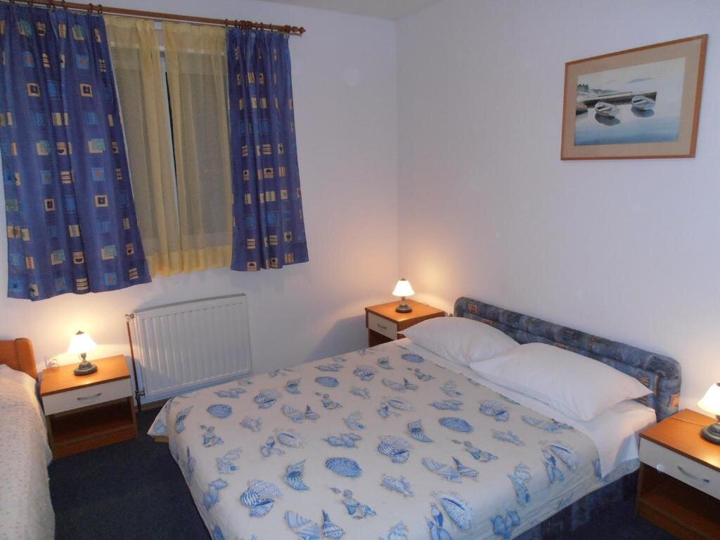 Hotel Metković - double room with sea-shell bedspread