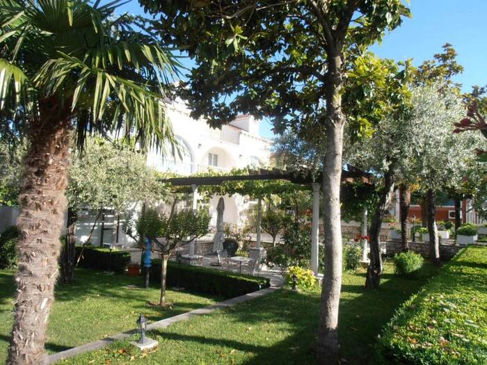 Hotel Metković - garden with palm trees and pergola