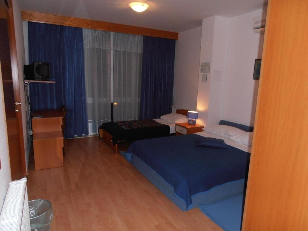 Hotel Metković - twin room with two single beds